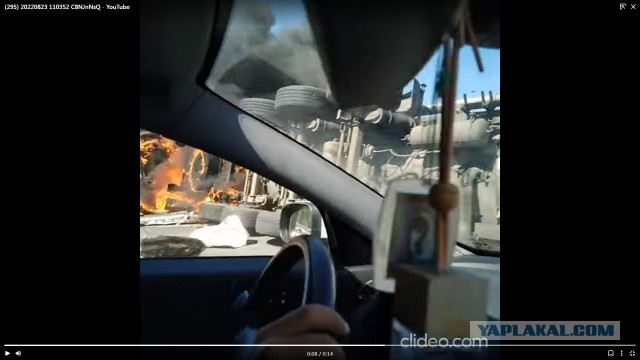 В Ярославской области бензовоз врезался в скорую помощь, вылетел с дороги и загорелся рядом с жилым домом