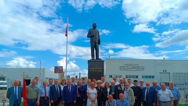 В Псковской области установили 8-метрового Сталина
