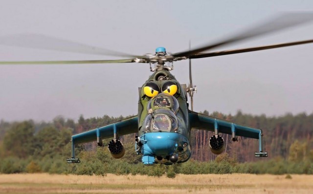 Пролёт ударного вертолёта Ка-52 на предельно малой высоте во время выполнения боевой задачи