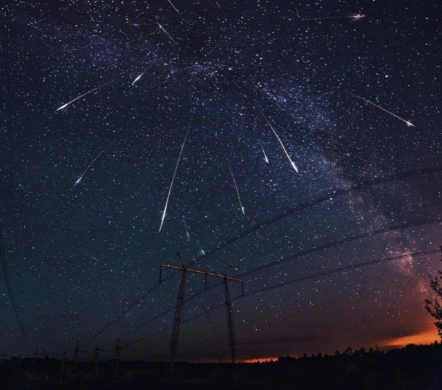 Земля вошла в рой обломков кометы Свифта-Таттла - в небе начинается удивительное явление
