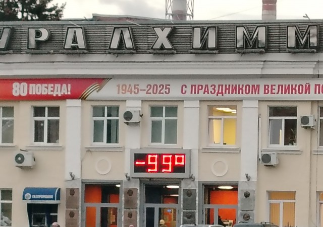 Санкт-Петербург засыпало снегом