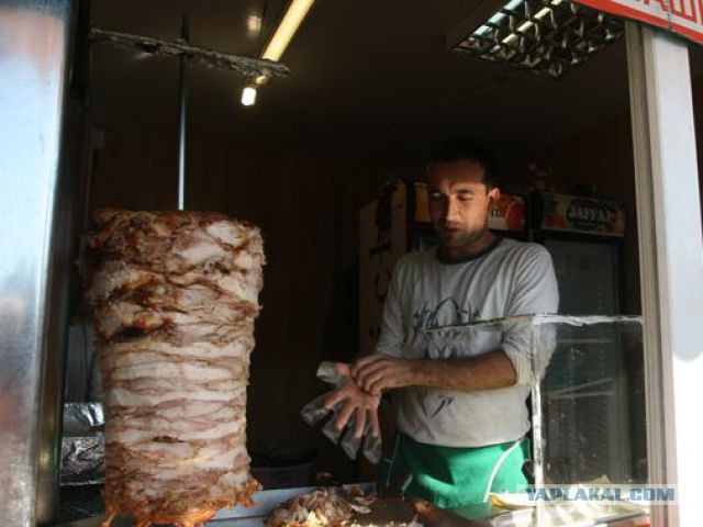 Шаурман поведал, что не моет руки и плюет в лаваши