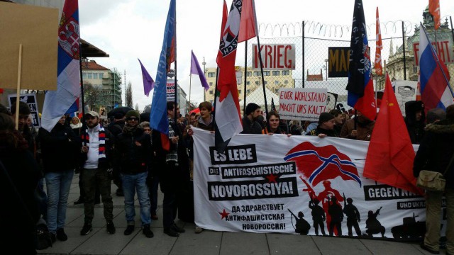 В центре Белграда звучит "Вставай, страна огромная!"