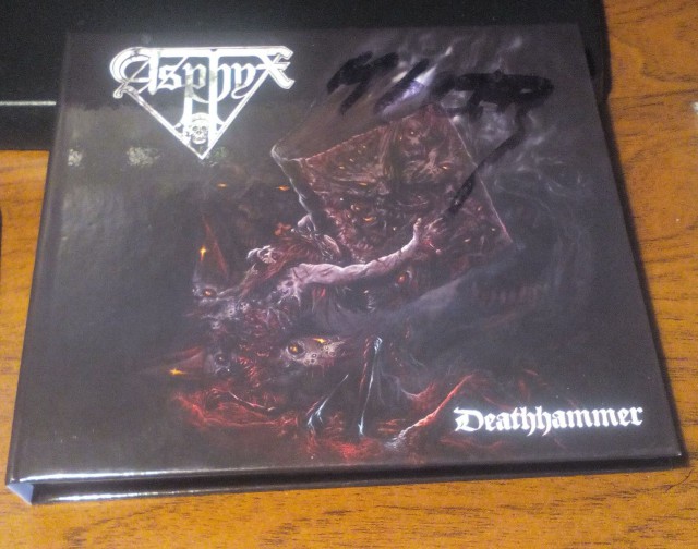 Как выживают торговцы CD и кто еще готов платить за музыку на дисках