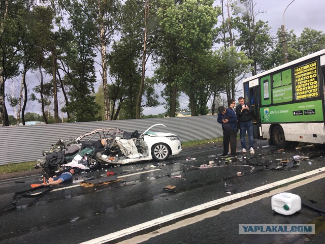 Жуткая авария на КАДе: Камаз "присел" на Матиз - всё всмятку
