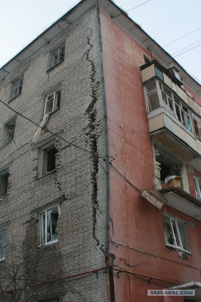 В Магнитогорске в результате взрыва газа обрушился подъезд дома
