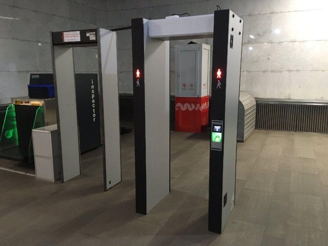 В метро устанавливают новые рамки, в которых встроен даже сканер отпечатков пальцев