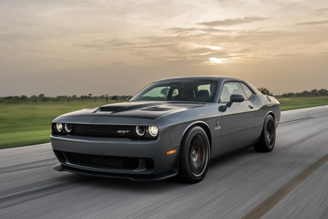 Девушка на Hayabusa тролит пацанов на Dodge Challenger Hellcat