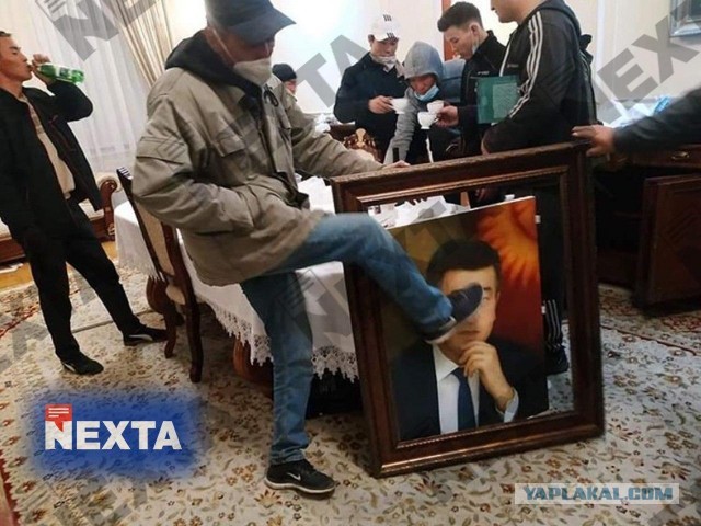 Митингующие в Бишкеке захватили здание парламента