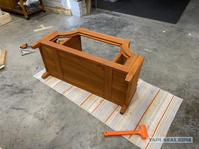 Сундучок-скамейка из Африканского падука