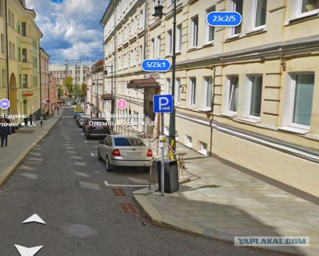 В Москве коммунальщики забросали машину кусками льда