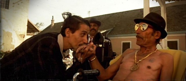 Цыганские бароны: кто они и откуда берут деньги на огромные особняки с крутыми тачками?