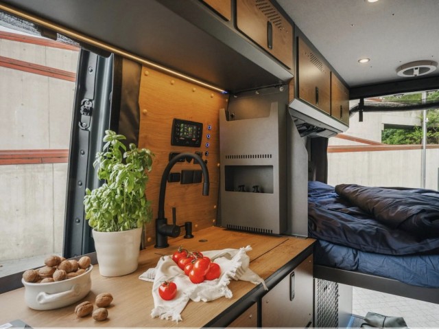 Люксовый кемпер Mercedes-Benz Sprinter с интерьером в духе Range Rover