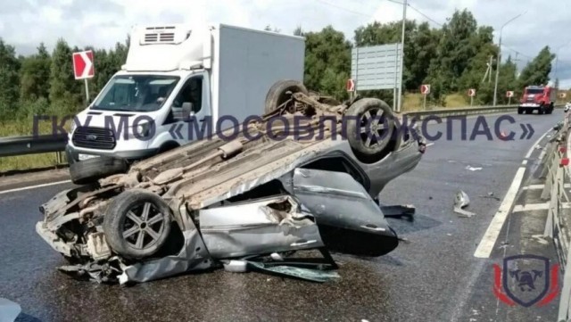 Легковушка перевернулась на крышу в результате аварии с участием рейсового автобуса в Подмосковье