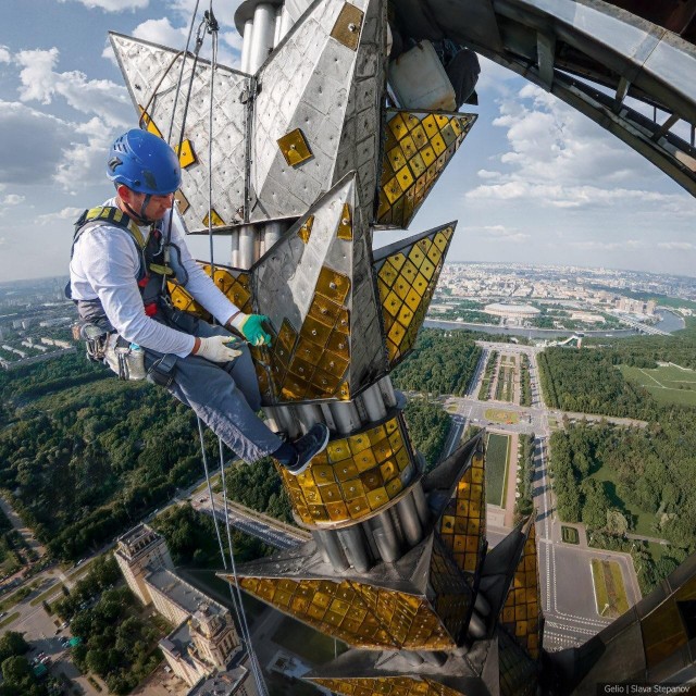 Фотограф показал, как происходит реставрация звезды на шпиле МГУ — самой высокой из всех московских высоток