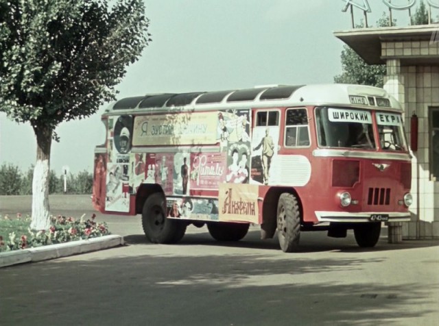 Киев и советский автотрафик 1962 года в фильме "Королева бензоколонки"