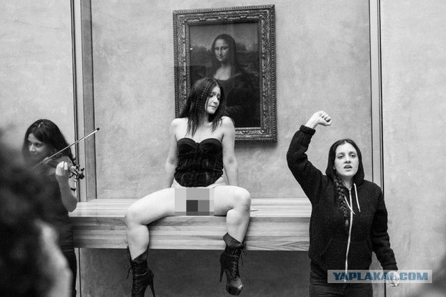 В Лувре скрутили художницу, оголившую гениталии со словами "Вот моя Мона Лиза!"