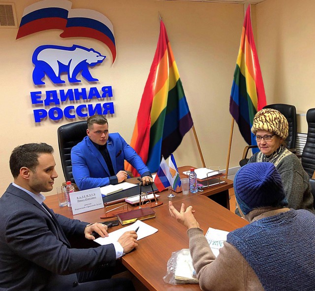 Ну очень красивый депутат из Кирова обиделся на паблик в ВК и написал на админов заявление в полицию.