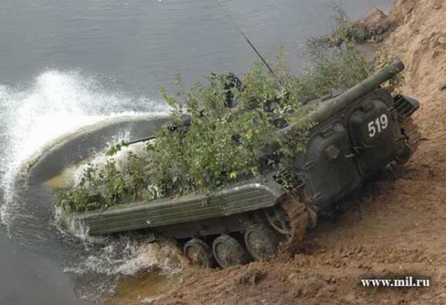БМП ныряет в воду
