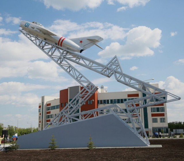 Памятник в городском парке г. Истра