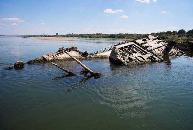 Рекордно упал уровень воды и...