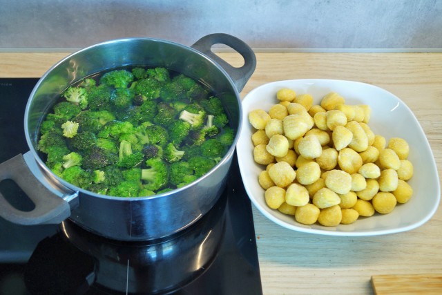 Запеканка ньокки с курицей и брокколи