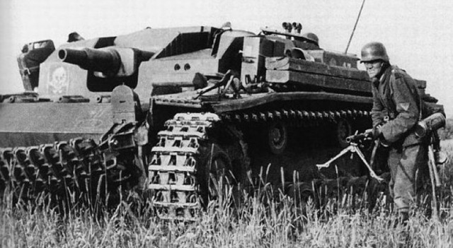 StuG III под кличкой "Гадюка", самая массовая в производстве с которой пришлось встретиться нашим дедам.