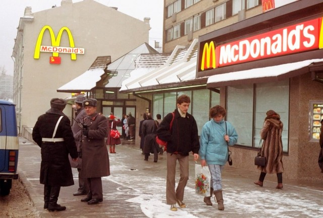 35 лет назад в Москве открылся первый «Макдональдс»*