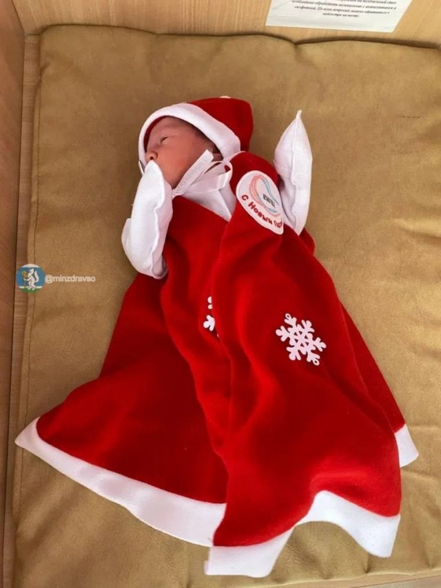 В Екатеринбургском клиническом перинатальном центре  новорожденных выписывают в костюмах Дедов Морозов