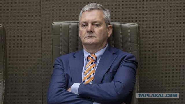 Депутат провел около 13 часов запертым в туалете в здании парламента в Брюсселе