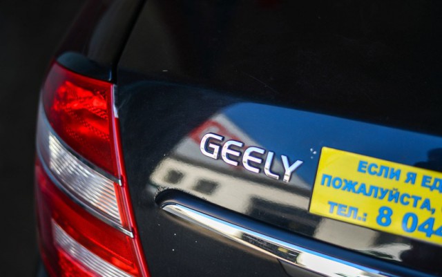 Автомастер и владелец ищут типичные болезни у Geely белорусской сборки