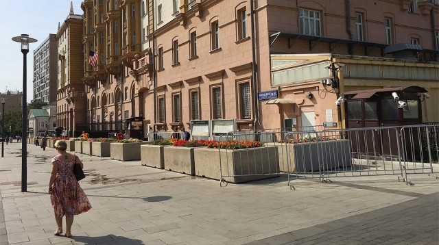У посольства США в Москве выстроилась очередь за визами
