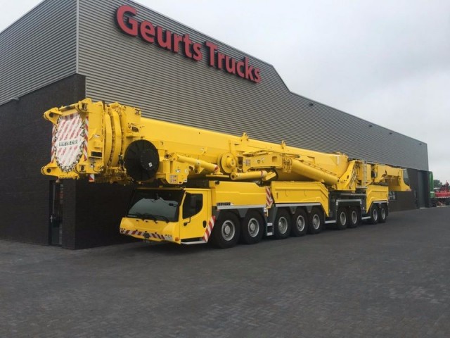 В Германии, в Нижней Саксонии уронили при перевозке большую непонятную штуку