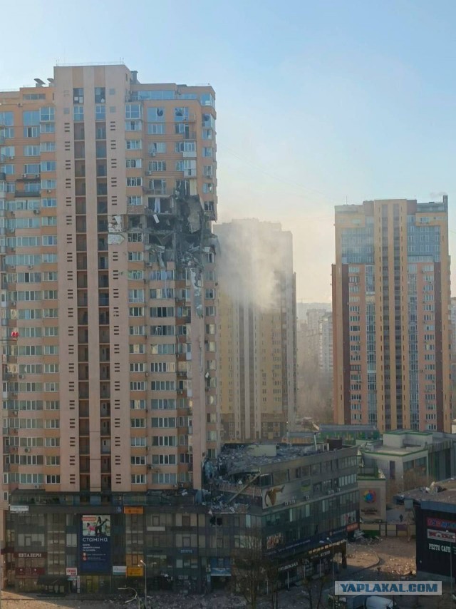 Появилось видео попадания снаряда в жилой дом в Киеве