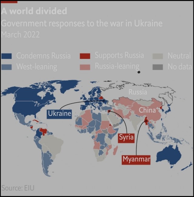 Украинские беженцы спели гимн Украины в центре Варшавы