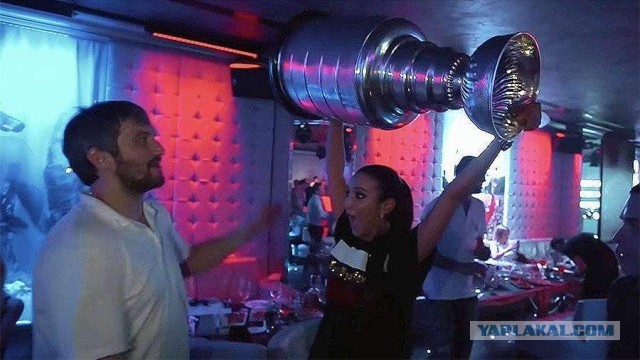 ФИФА начало расследование каким образом повар по прозвищу Salt Bae попал на поле после финала и получил доступ к кубку