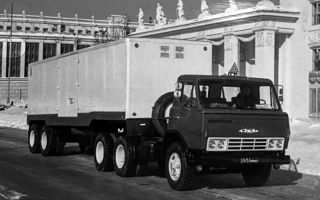 Леонид Ильич Брежнев на заводе ЗИЛ. СССР 1976 год
