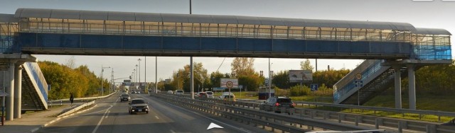В Таиланде грузовик, двигавшийся с поднятым кузовом, врезался в пешеходный мост
