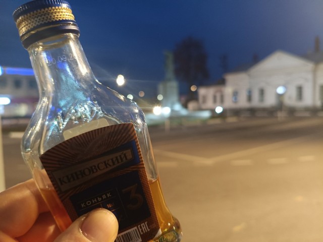 Вокзал, памятник, Луна.