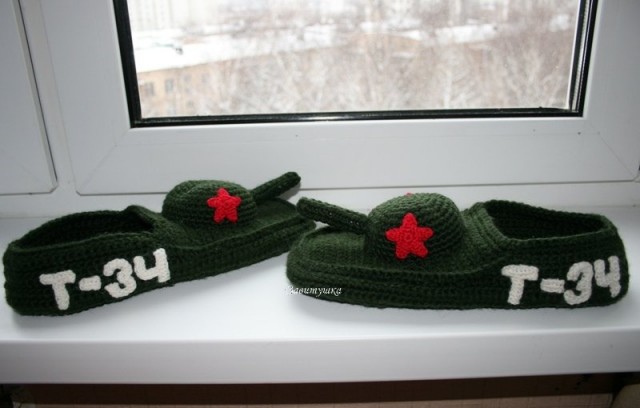 На поле тапки грохотали