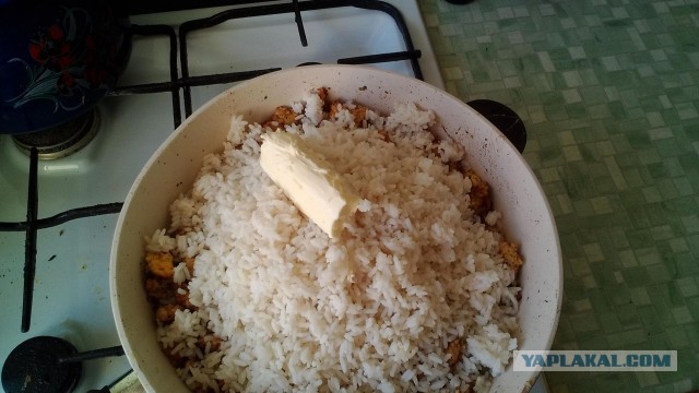 Жареный рис по тайски с креветками и грудкой