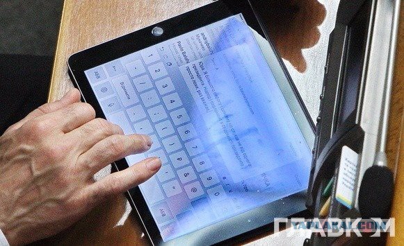 "Украинцы - лохи": СМИ показали переписку нардепа во время выступления Порошенко в Раде