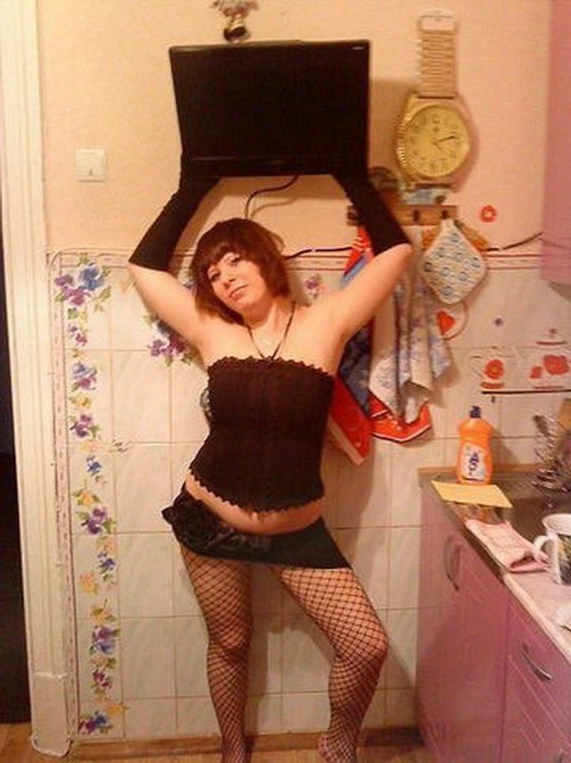 Светка, коза блин, фоткай давай, я же позирую