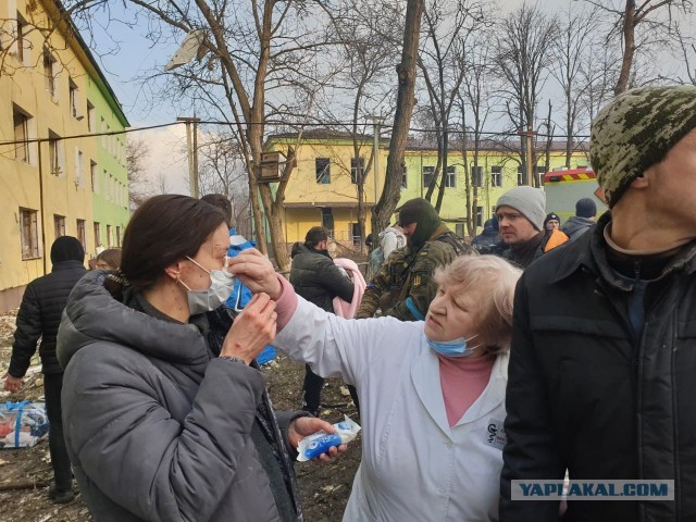 Обнаружили девушку, которую фотографы засняли на развалинах роддома в Мариуполе.