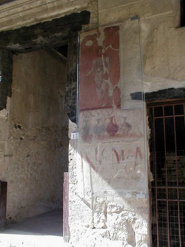 Реклама выпивки возрастом почти 2 тысячи лет у дверей таберны «AD CUCUMAS» в Геркулануме
