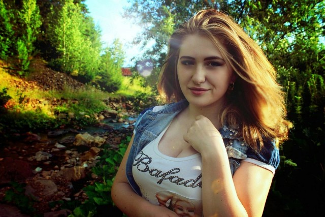 Фотокарточки девчонок.