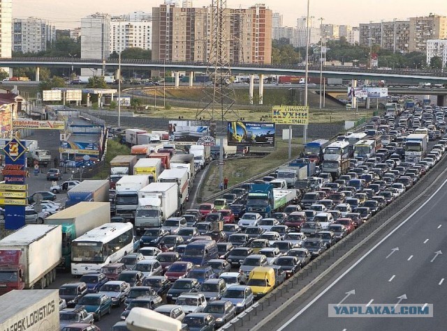 Власти Саратова, рекомендовавшие жителям убегать от дронов на скорости 135 км/ч, заявили, что это не будет нарушением ПДД