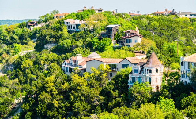 Соседи Илона Маска требуют снести его незаконный высокий забор