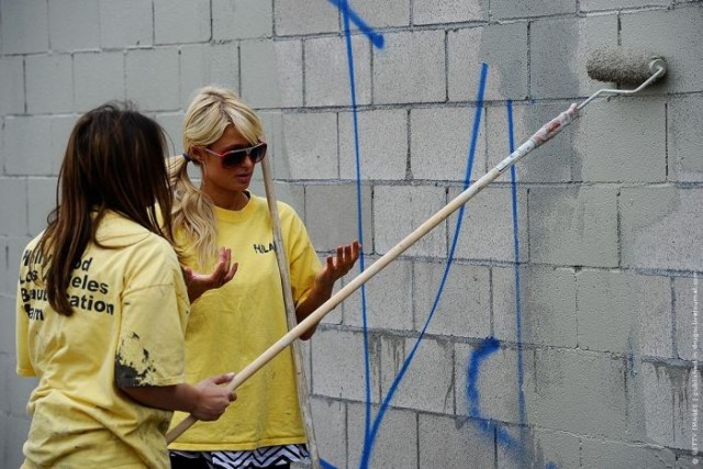Пэрис хилтон красит стены на общественных работах