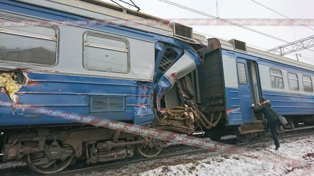 Экскаватор упал с моста на поезд между станциями Яуза и Маленковская